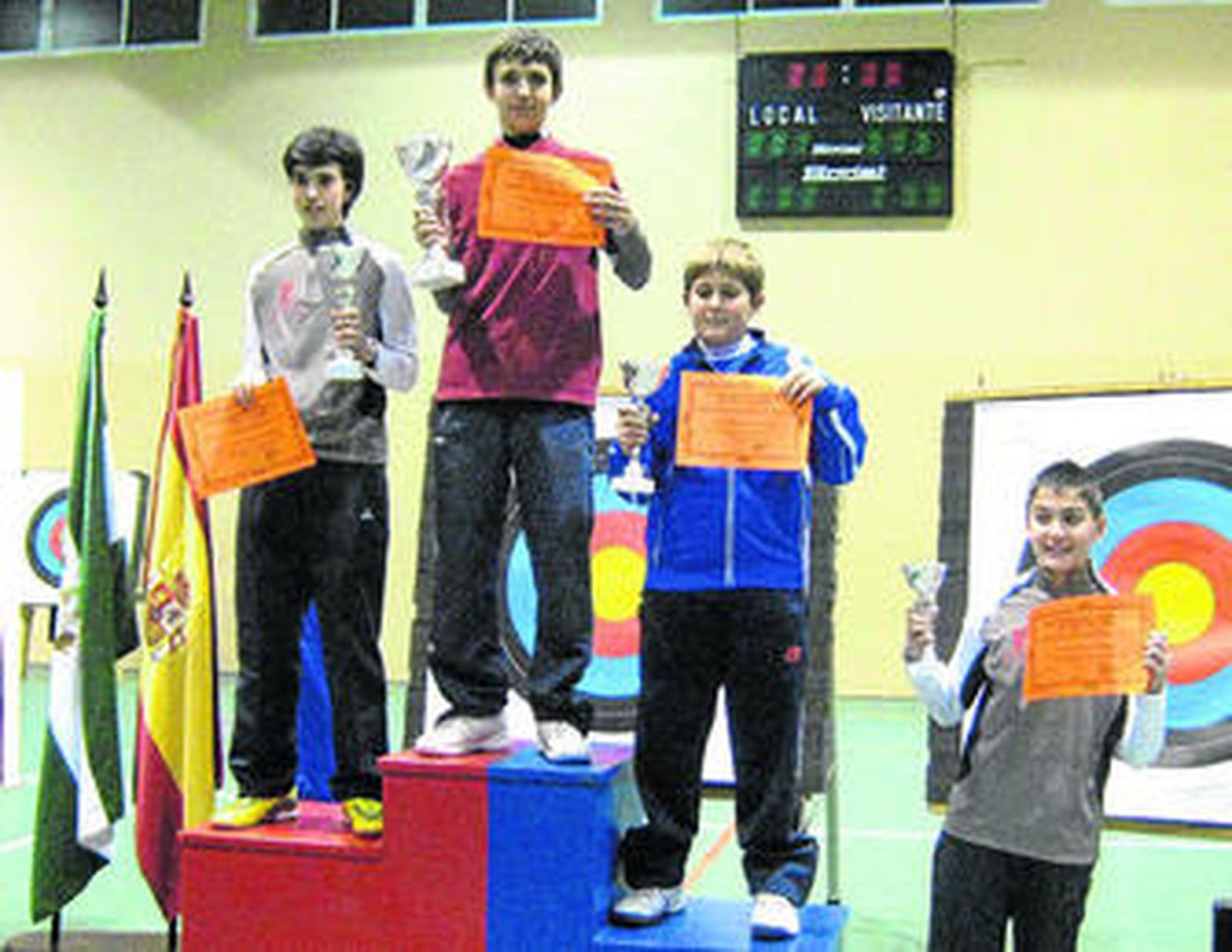 Aurelio Martín, con el brazo en alto, celebra su subcampeonato.
