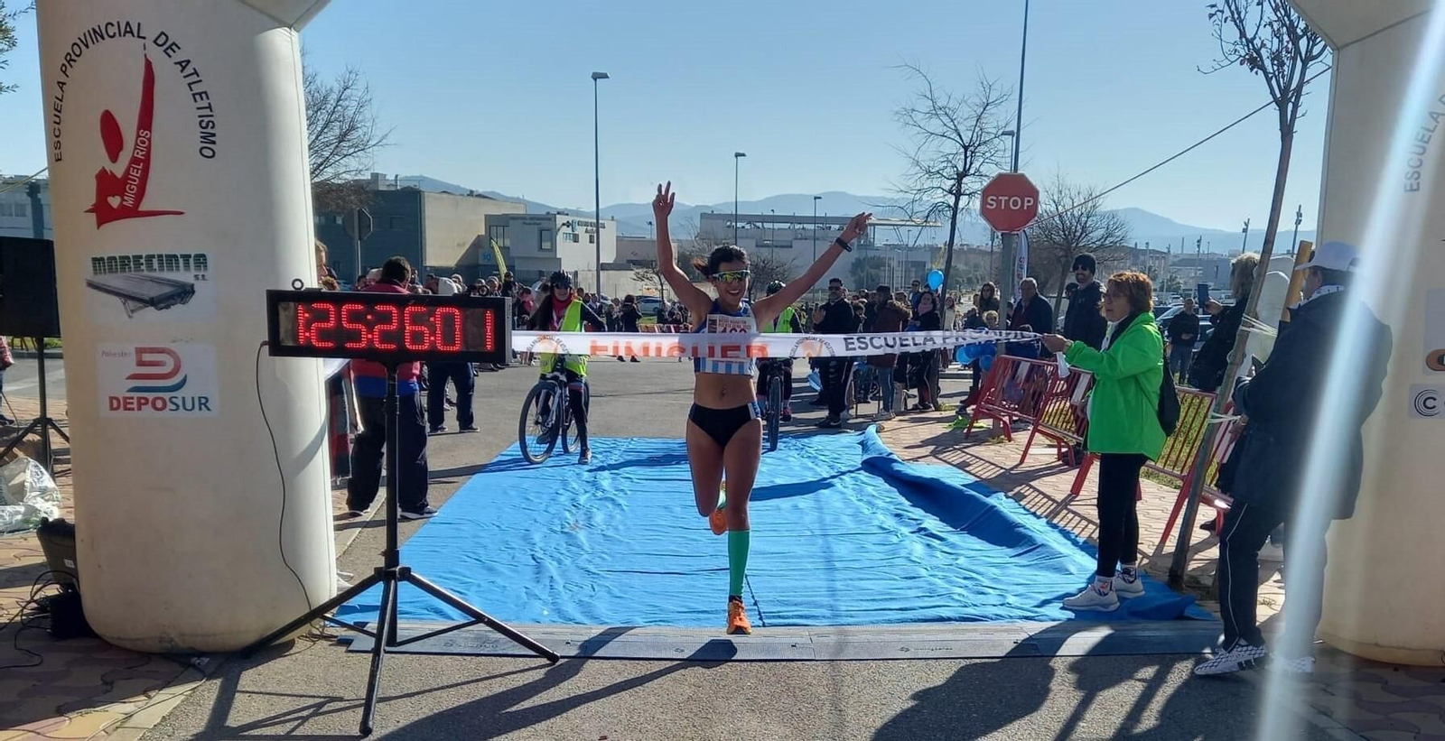 Britney Briceño cruza la línea de meta en Puente Genil.
