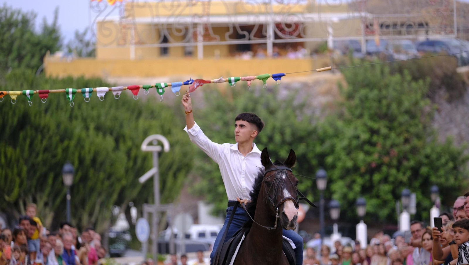 La popular carrera de cintas a caballo de las Fiestas de Mojácar, en imágenes