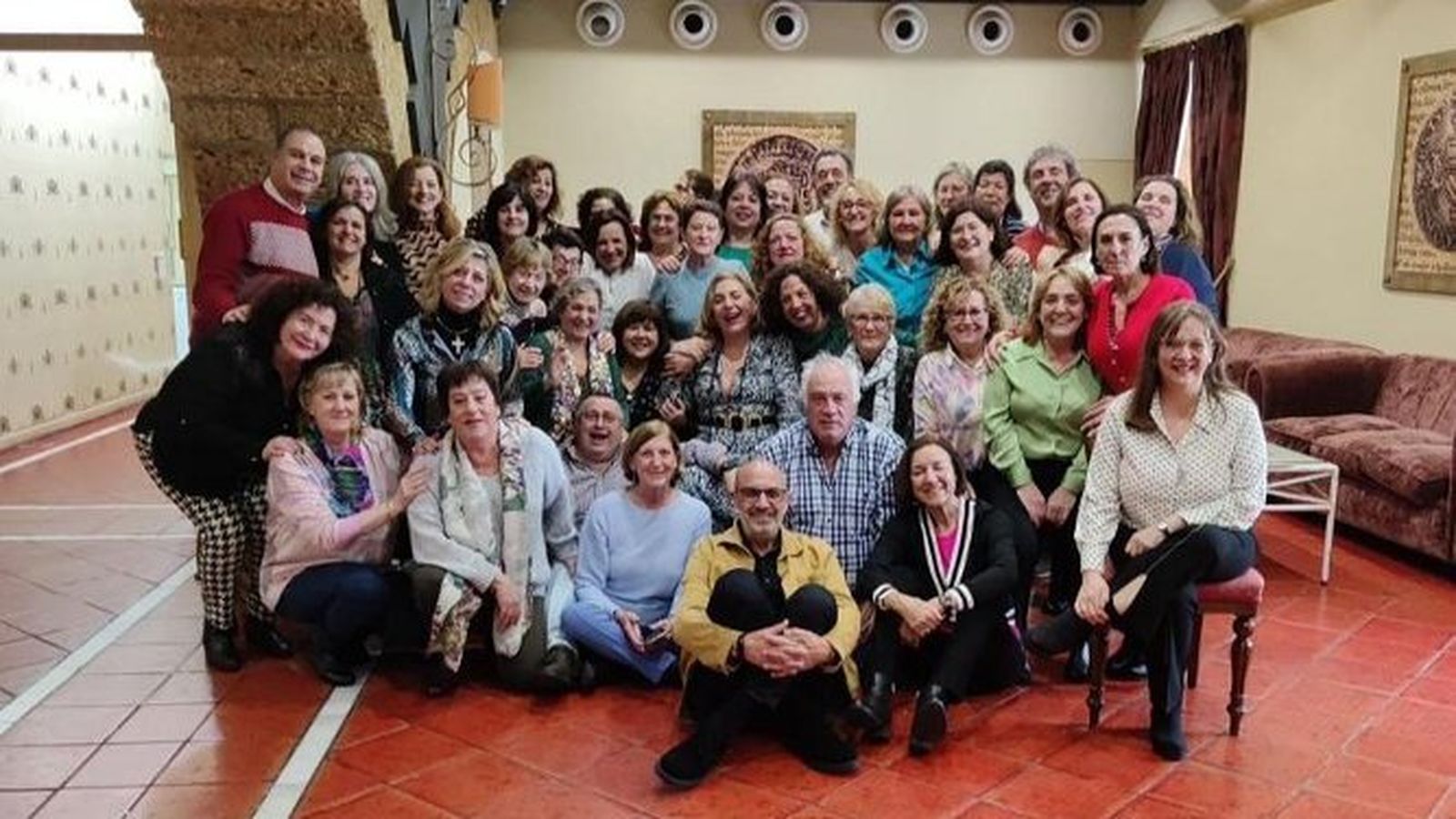 El grupo de compañeros del Servicio Andaluz de Salud (SAS) y delegación de Salud, durante el reeencuentro celebrado en el Baluarte de los Mártires.