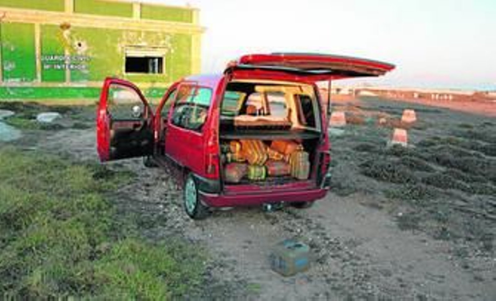 La furgoneta interceptada con los fardos de hachís en la Isla de las Palomas.