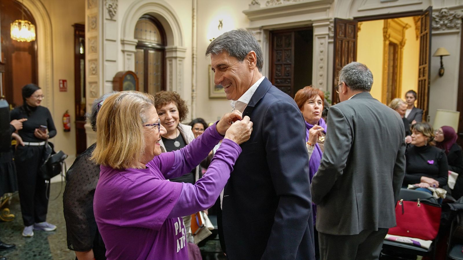 Pedro Fernández ha mantenido un encuentro con colectivos y asociaciones feministas de la provincia
