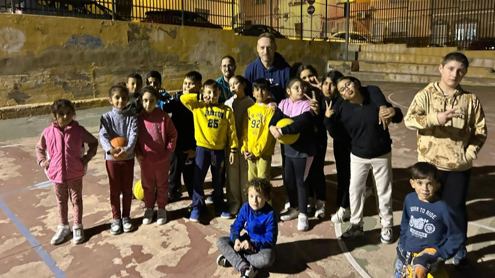 Los más pequeños disfrutan de una jornada centrada en el baloncesto.