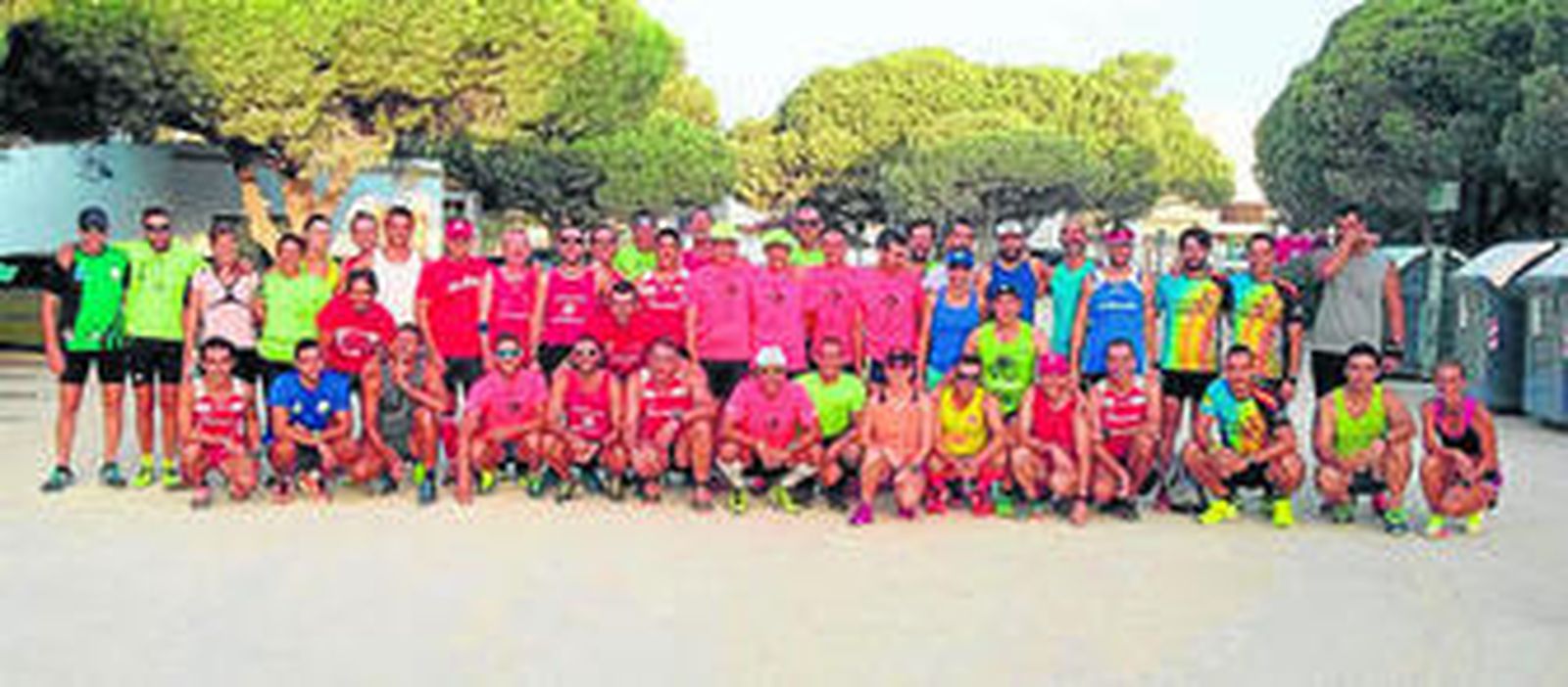 Foto de familia de los integrantes y simpatizantes del Club Atletismo Chiclana-Vanessa Calzados.
