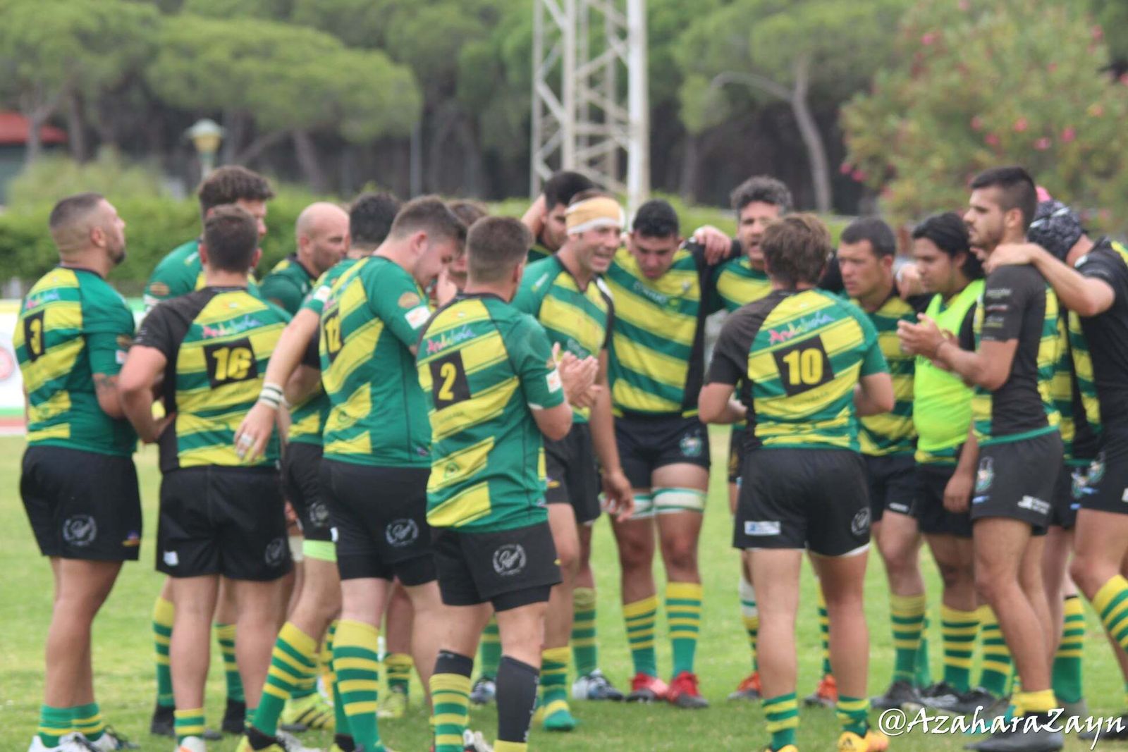 Imagen del equipo haciendo piña durante el descanso del partido jugado el domingo pasado.