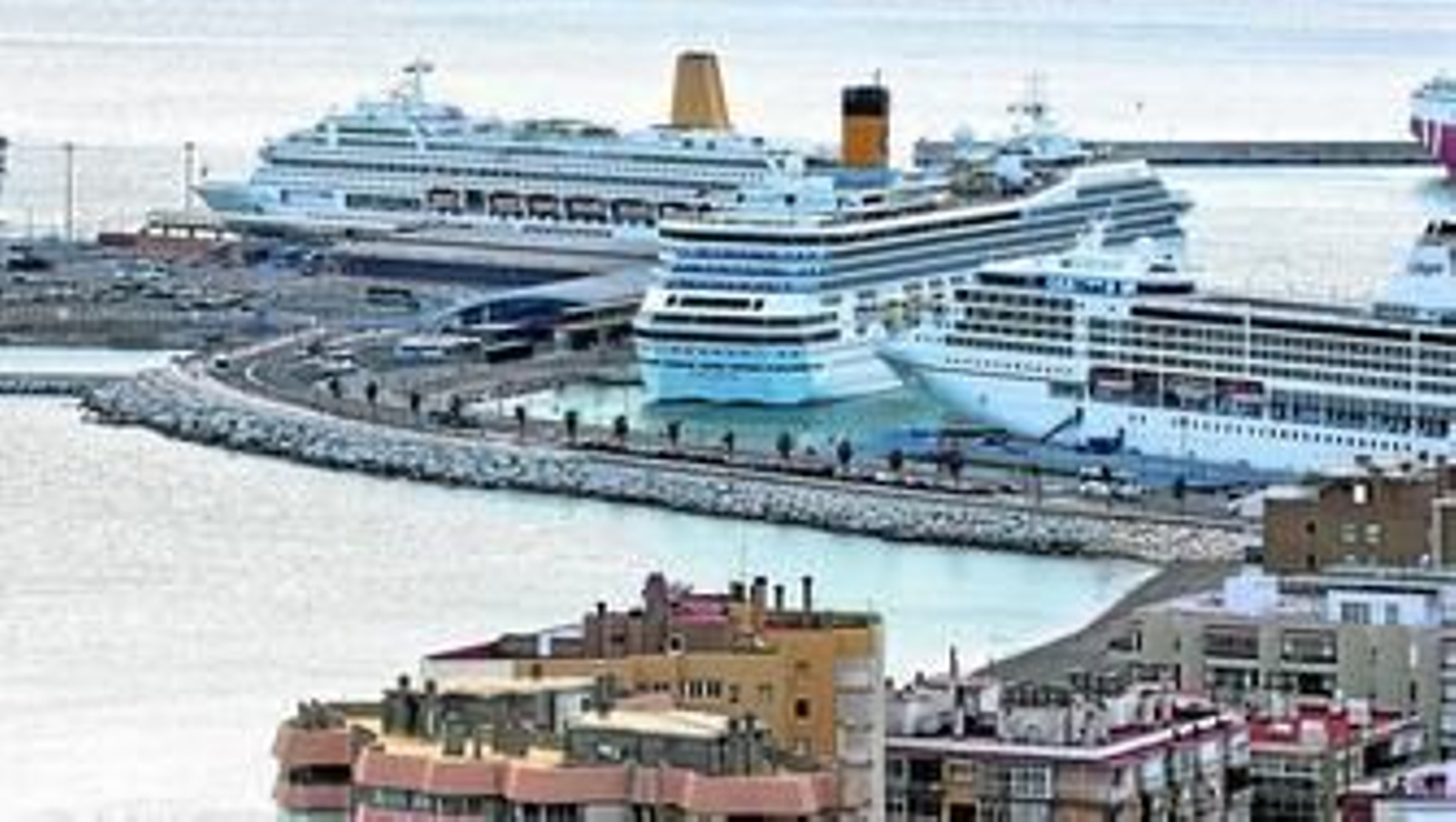 Varios cruceros atracados en el dique de Levante, junto al que se encuentra el suelo previsto para el hotel. Varios cruceros atracados en el dique de Levante, junto al que se encuentra el suelo previsto para el hotel.