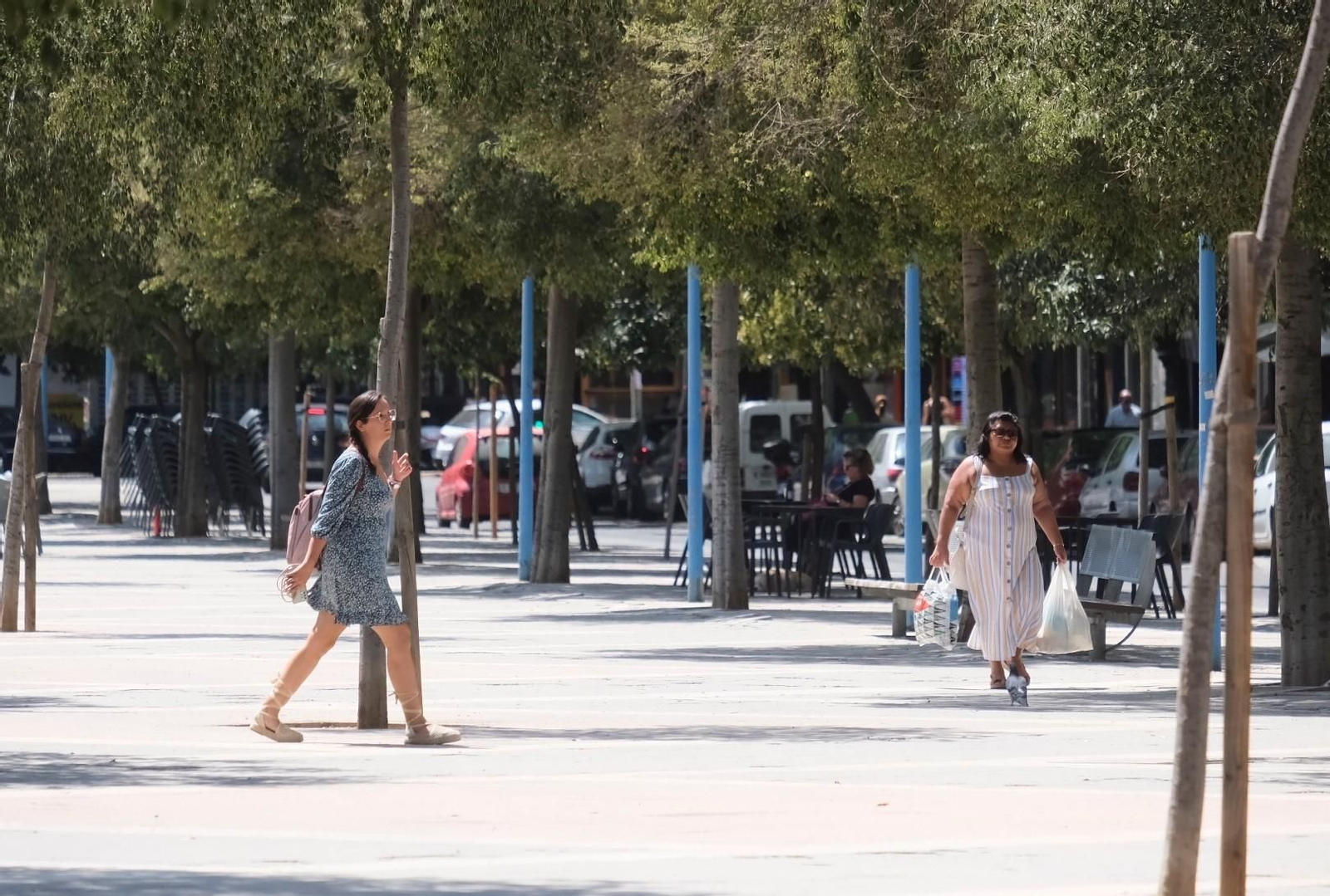Dos mujeres transitan por Gran Vía Parque, en Ciudad Jardín