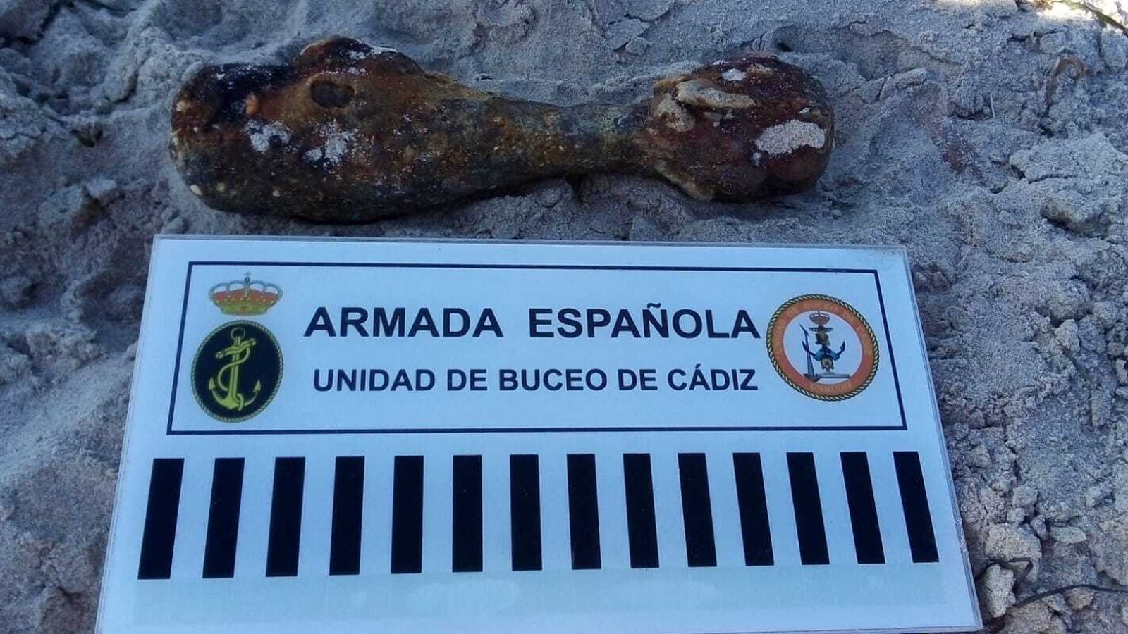 Granada de mortero neutralizada en la playa de Camposoto.