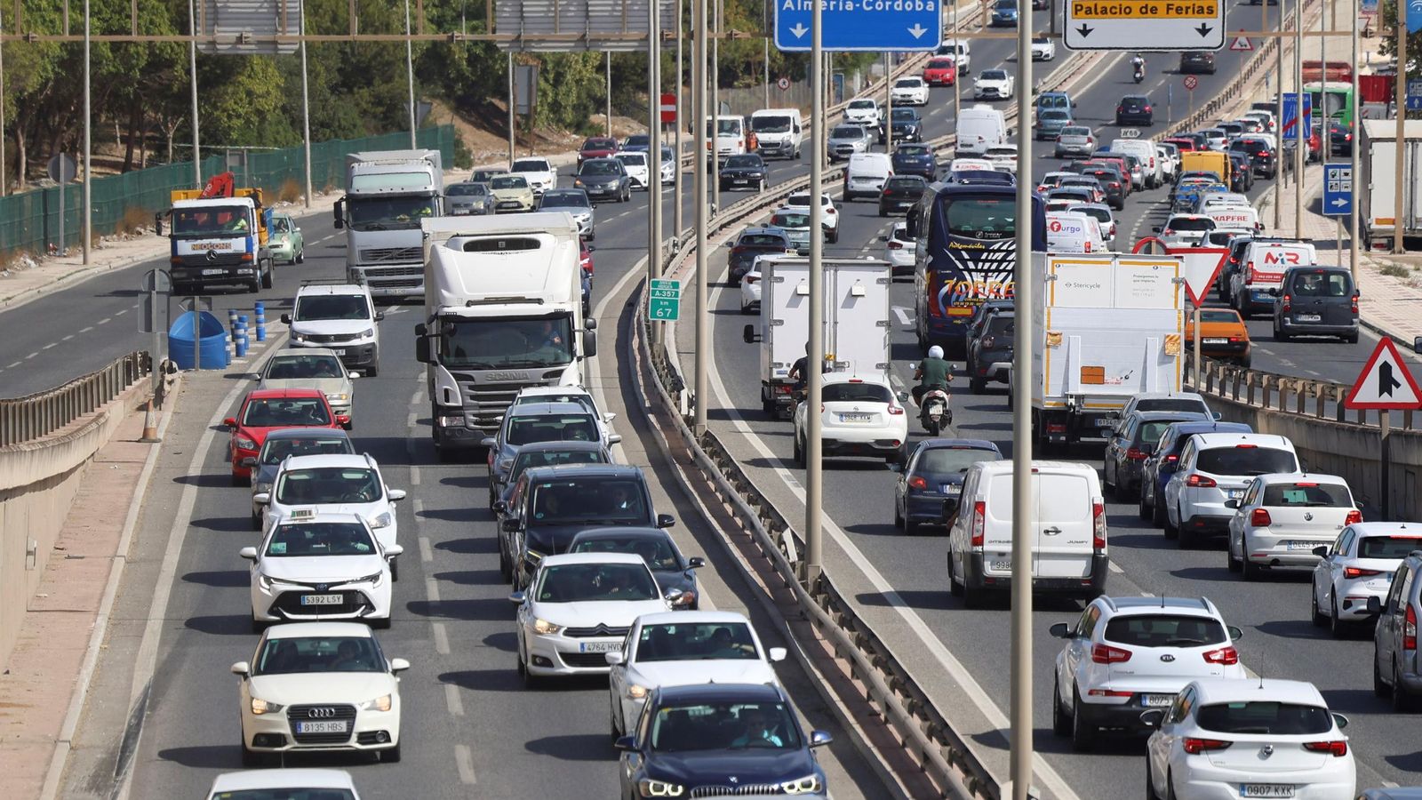 Vehículos circulando por Málaga capital.