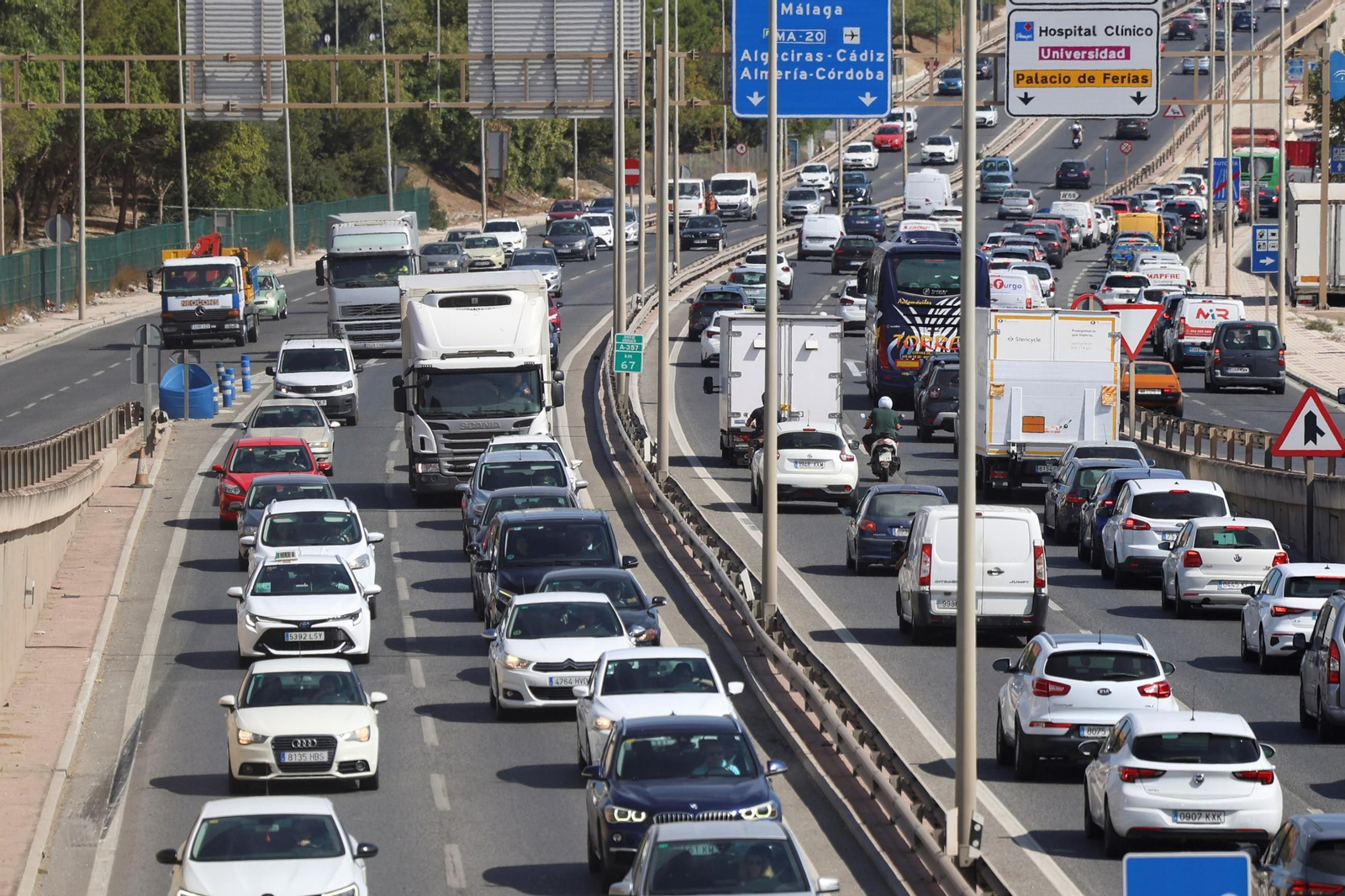 Vehículos circulando por Málaga capital.