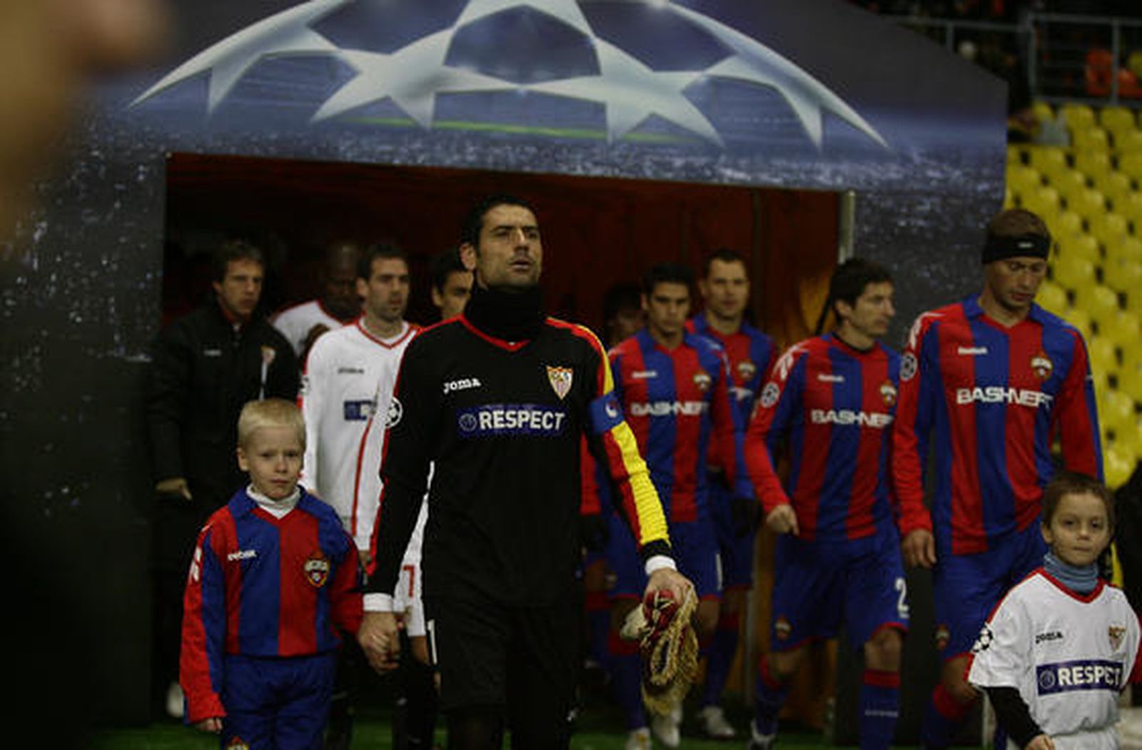 El Sevilla y el CSKA de Moscú saltan al estadio.

Foto: Antonio Pizarro