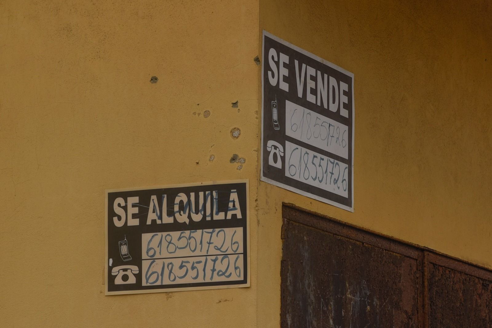 Detalle de un cartel de venta y otro de alquiler en una vivienda de La Línea, una ciudad que empieza a atraer la atención de compradores e inversores.