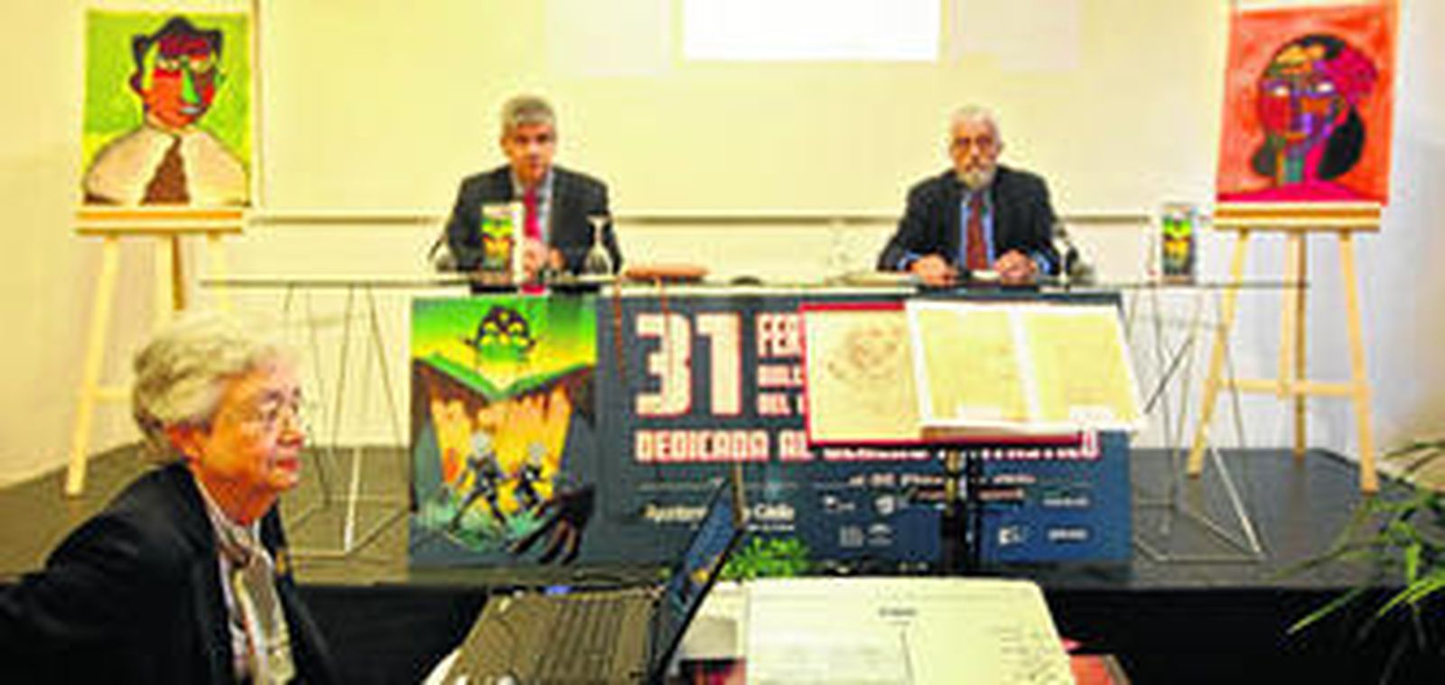 Los catedráticos Manuel Bustos y Manuel Ramos acompañaron a Elisa Ruiz en su disertación sobre los autógrafos cervantinos.