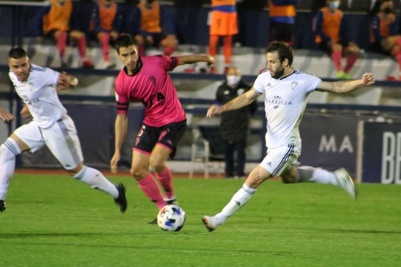Raúl Palma observa el golpeo de un jugador del conjunto local.