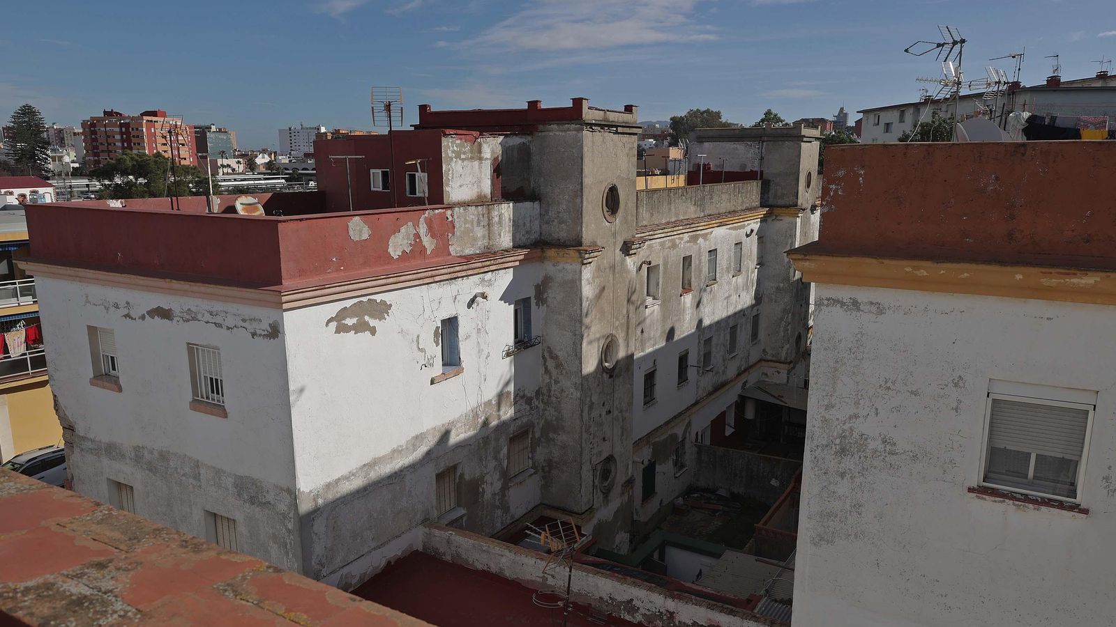 Los desperfectos de la barriada de La Piñera de Algeciras, en imágenes