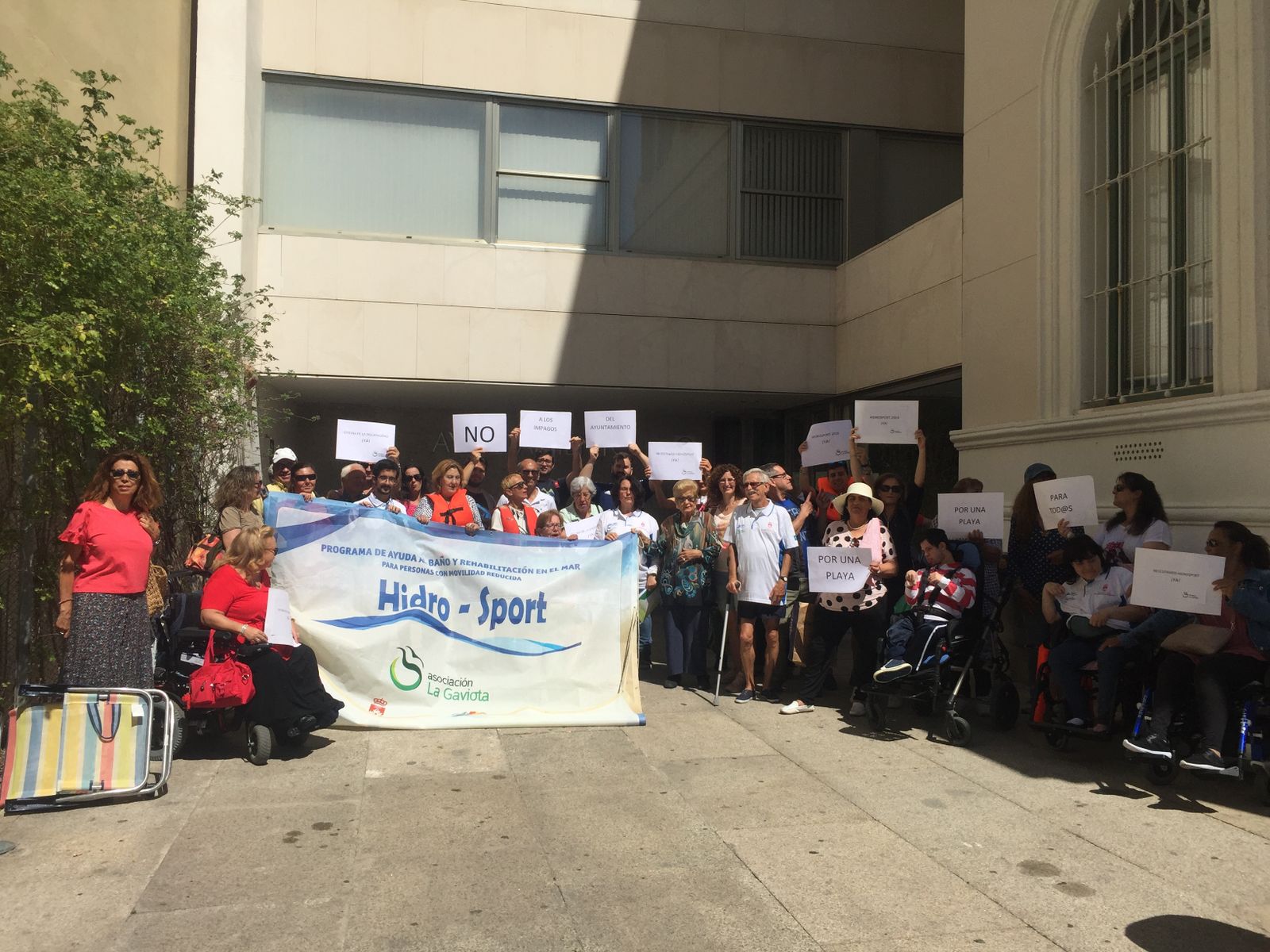 Miembros de la asociación La Gaviota, ayer delante del Ayuntamiento portuense