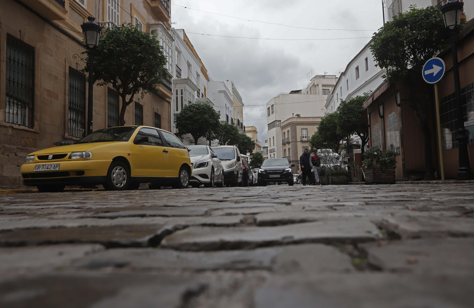 Un coche circula por Sancho IV el Bravo, en Tarifa.