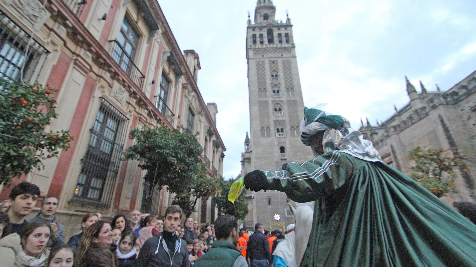 El Heraldo Real en el entorno de la Catedral de Sevilla.