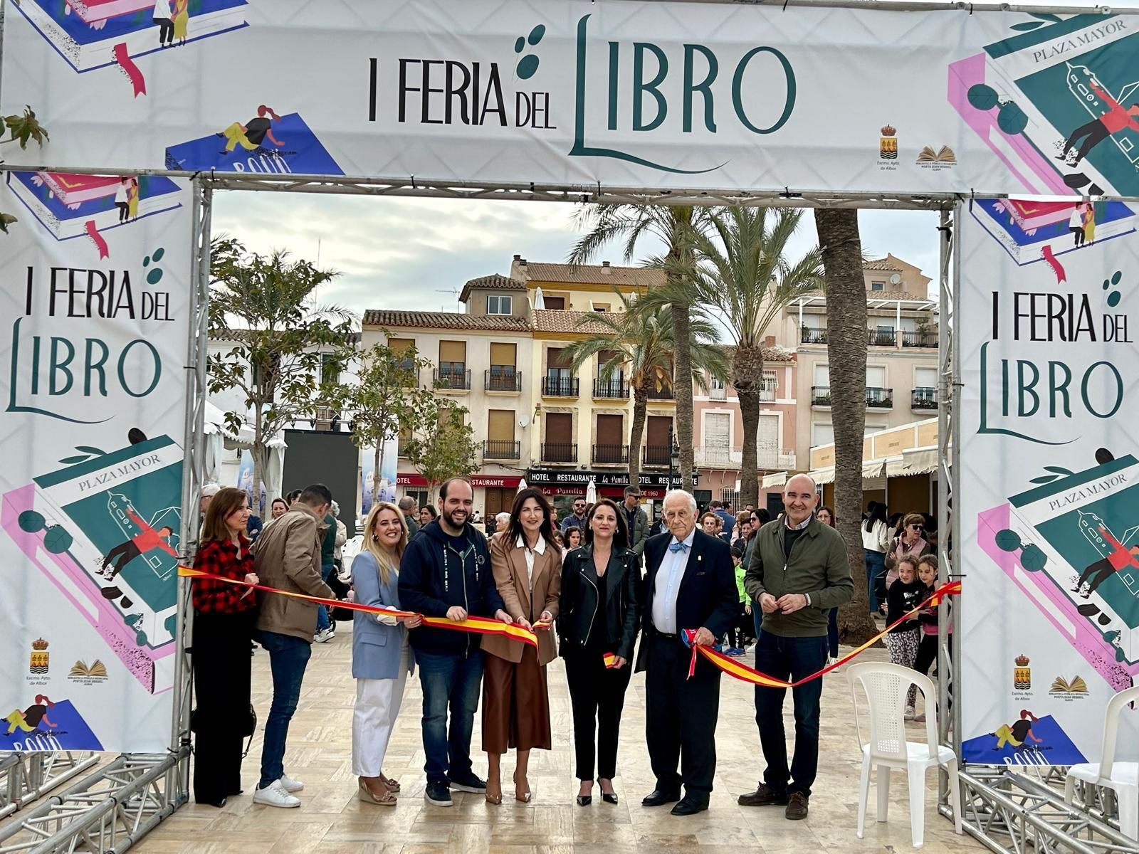 Inocencio Arias llevó a cabo el corte inaugural de la cinta junto con la alcaldesa y el equipo de gobierno.