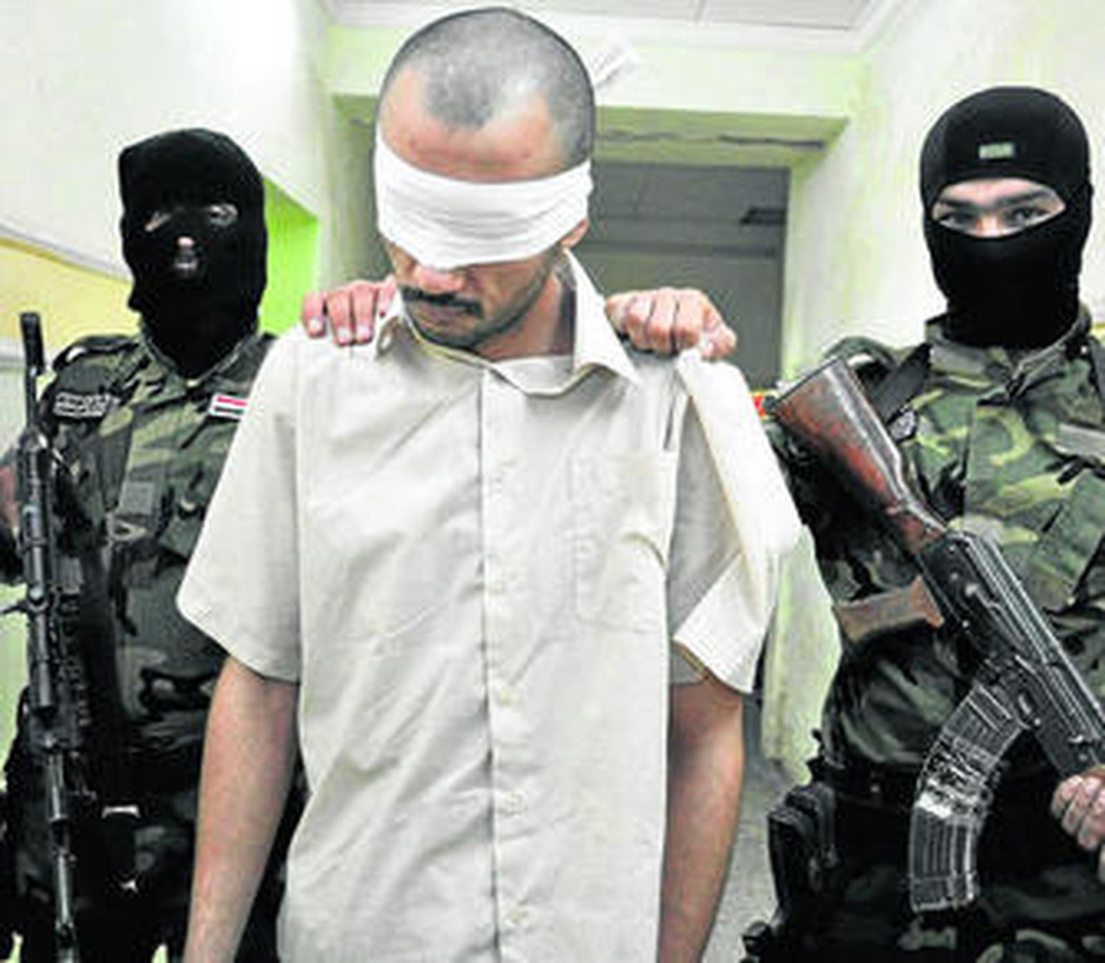 Policías iraquíes acompañan a un sospechoso detenido en la ciudad suní de Faluja.