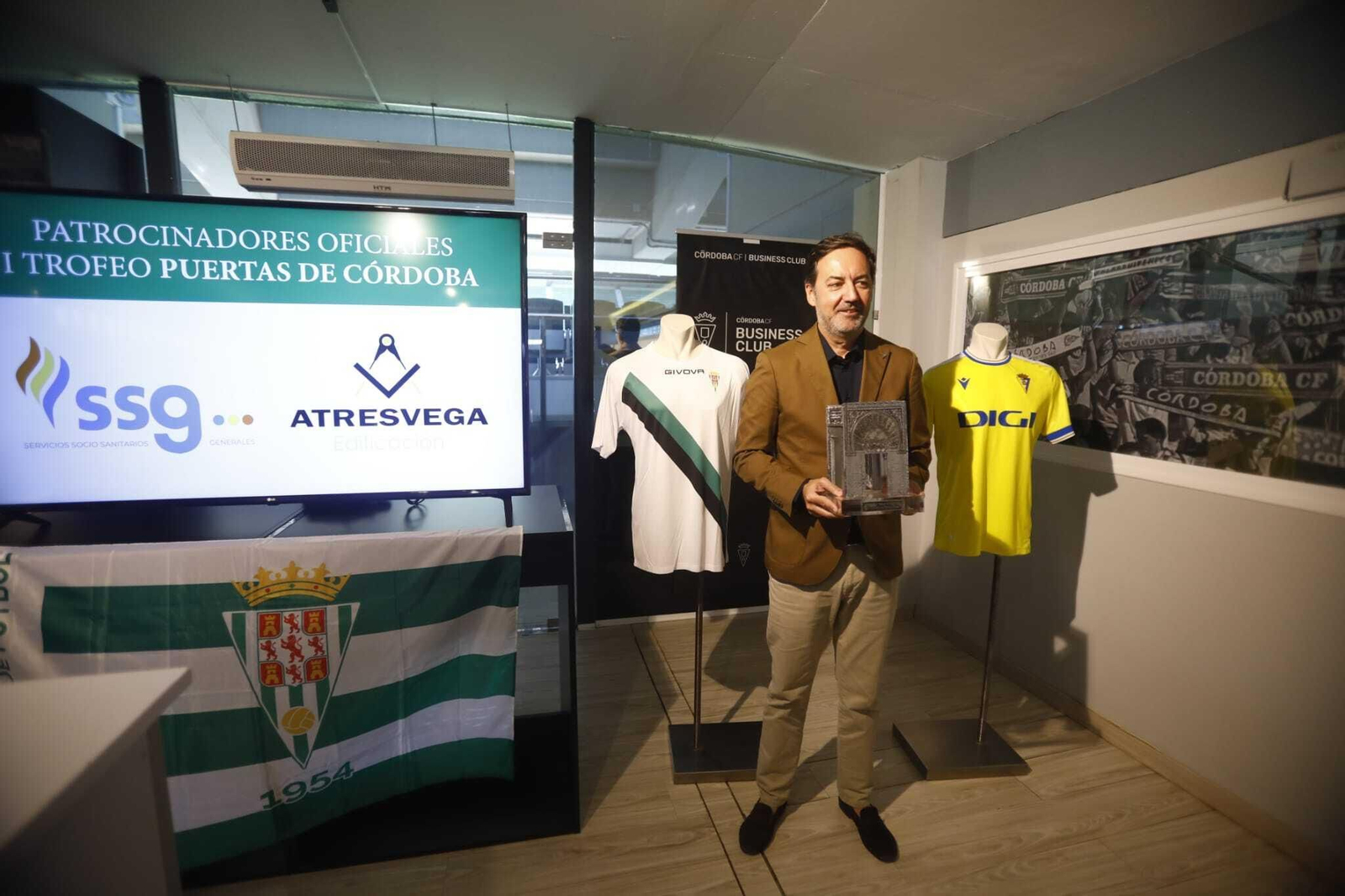 El Córdoba CF presenta el Trofeo Puertas de Córdoba, en imágenes