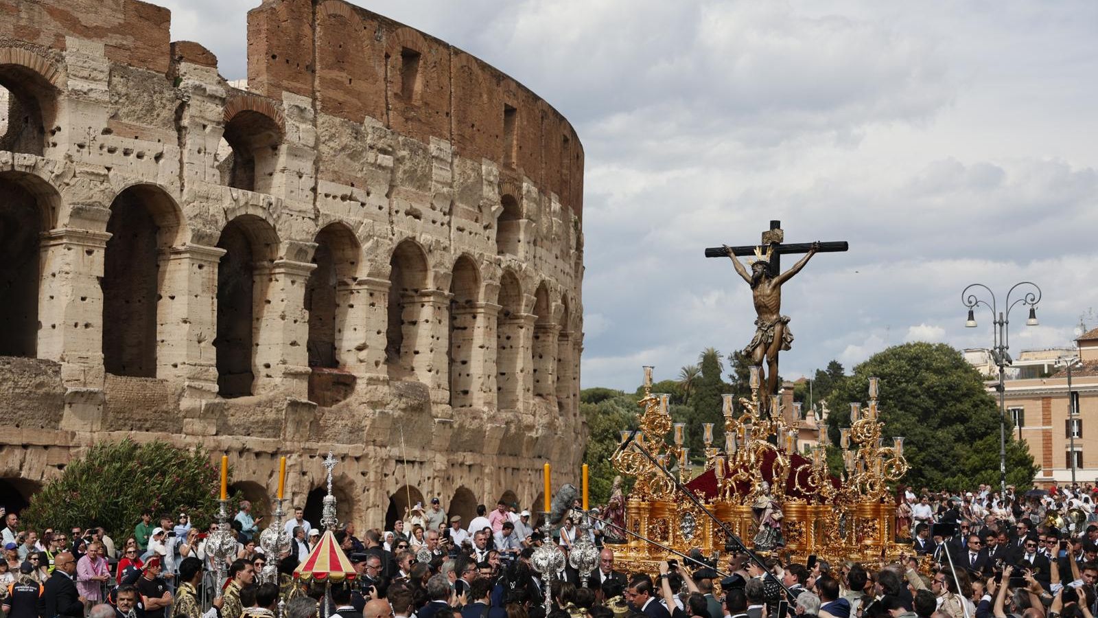 El Cachorro pasa por el lado del Coliseo romano