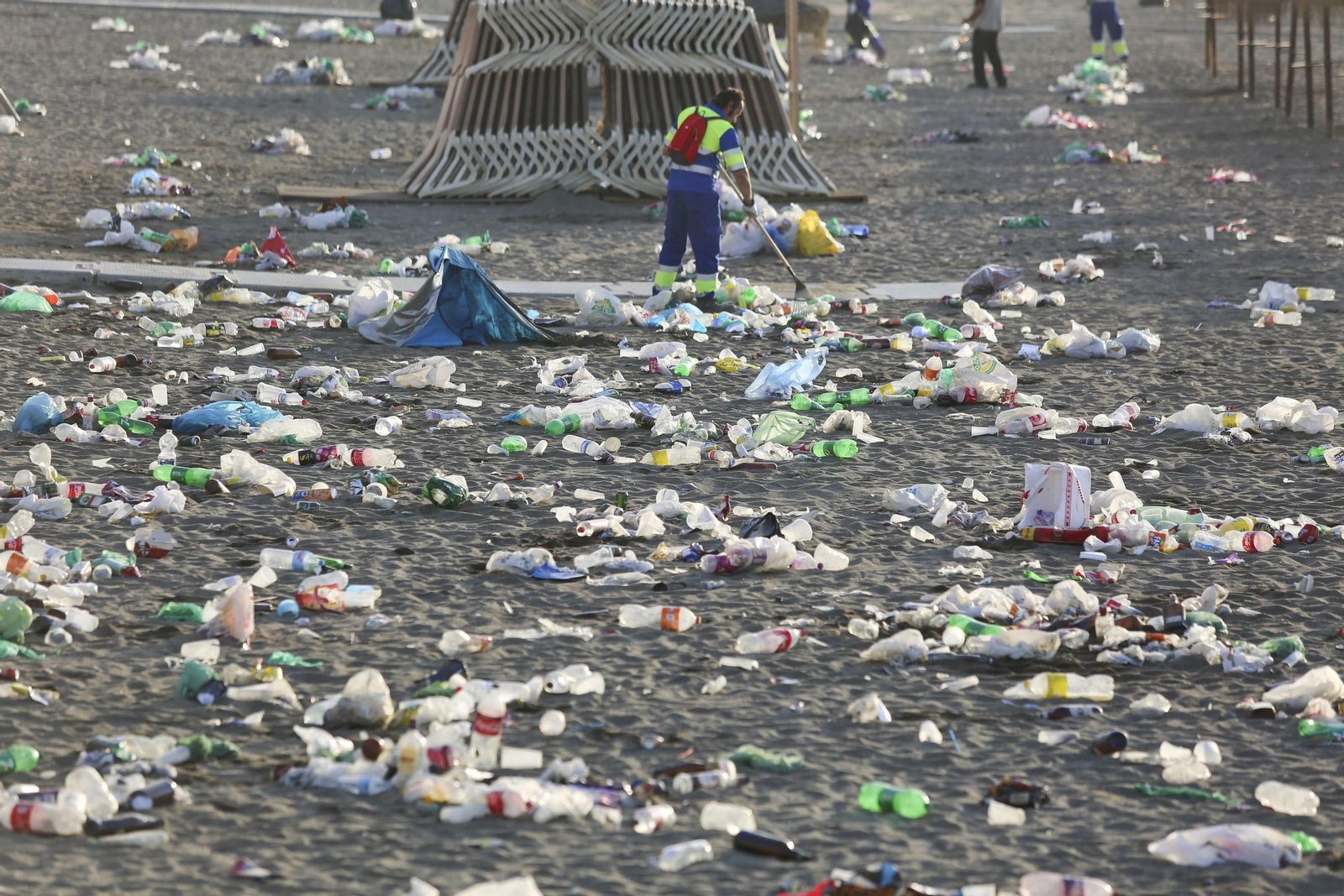 Las fotos de la basura en las playas de Málaga tras San Juan