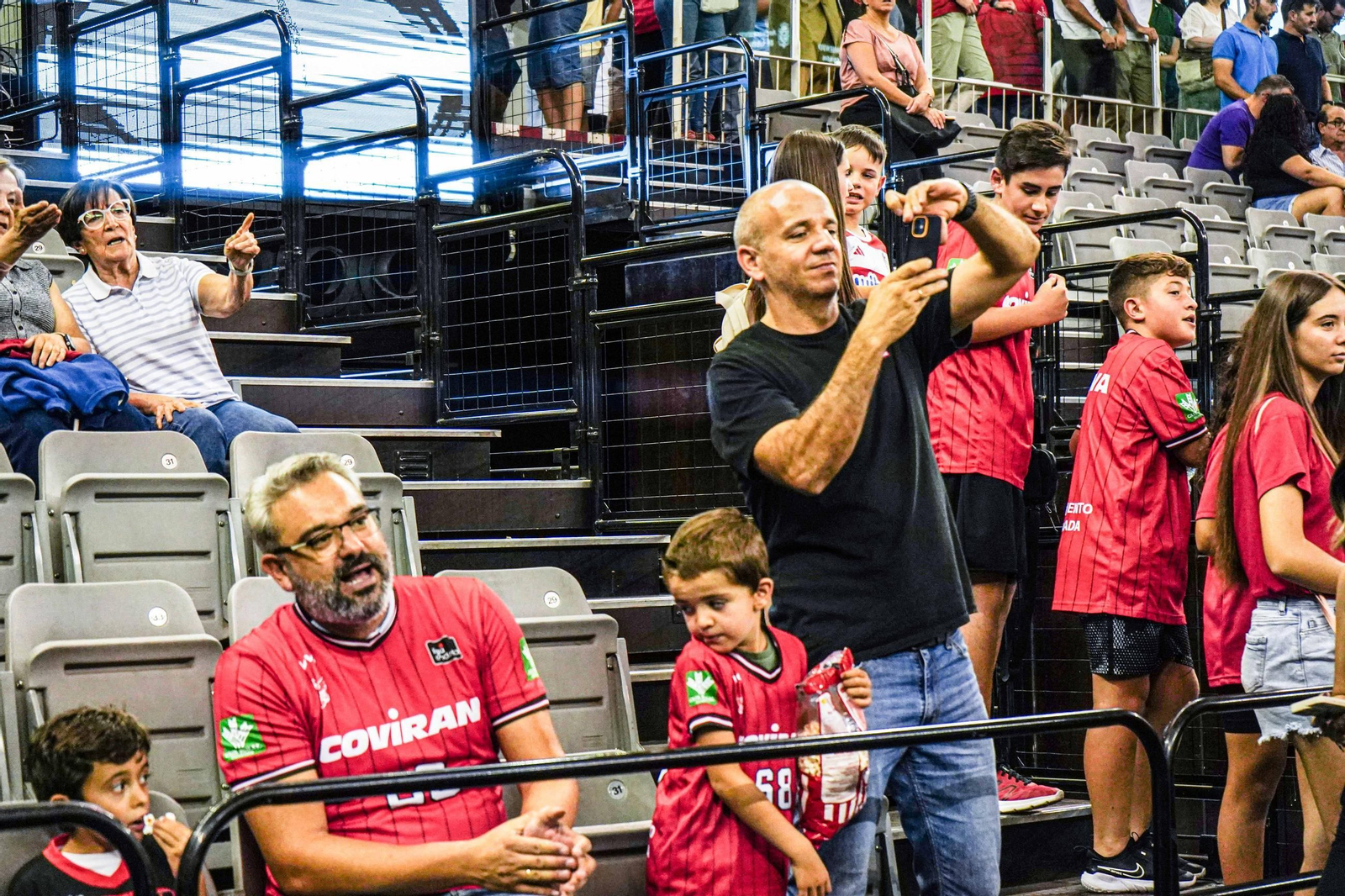 Encuéntrate en las gradas del Palacio de Deportes en el partido del Covirán Granada