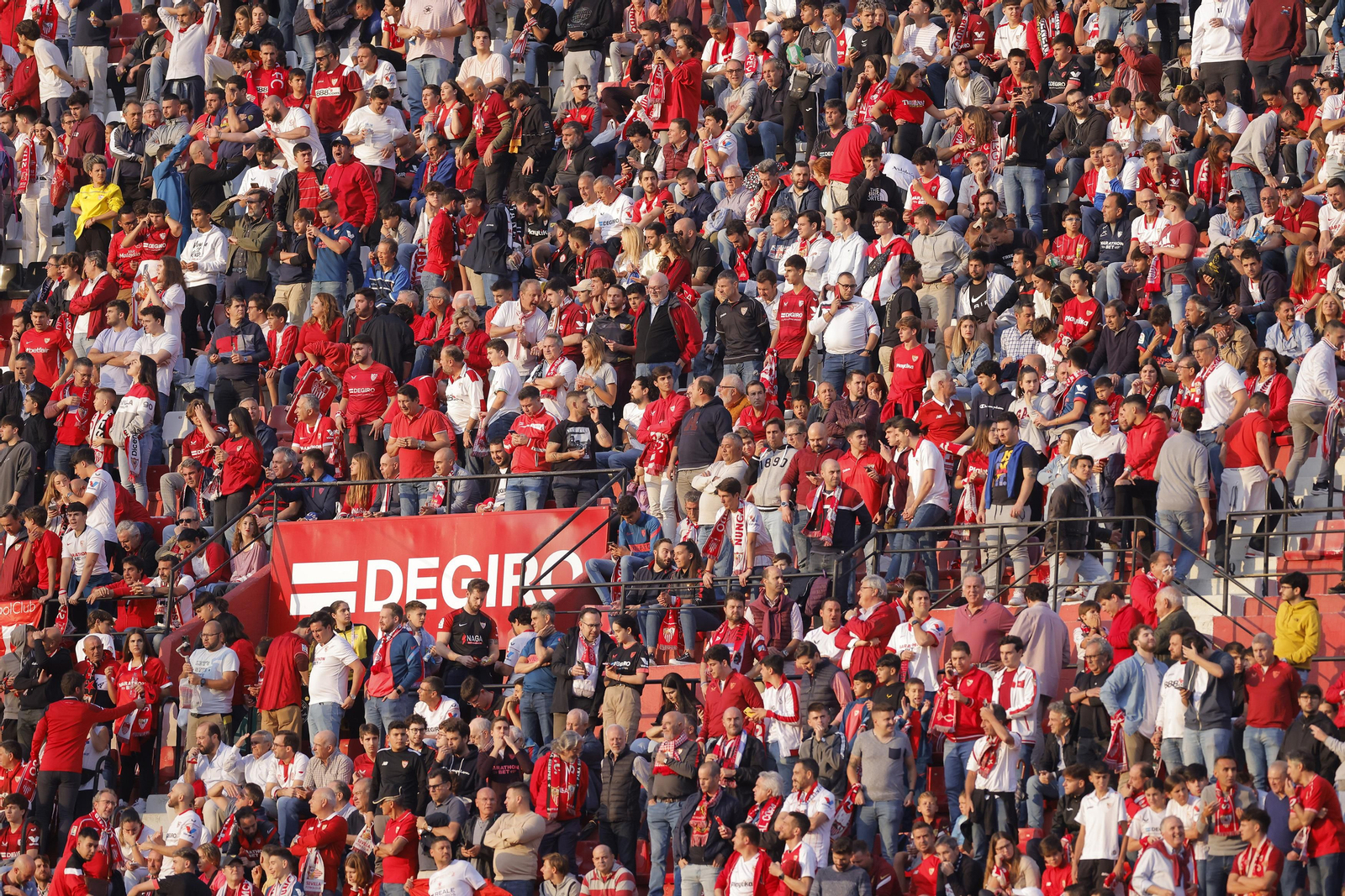 Búscate en las fotos del Sevilla-Betis