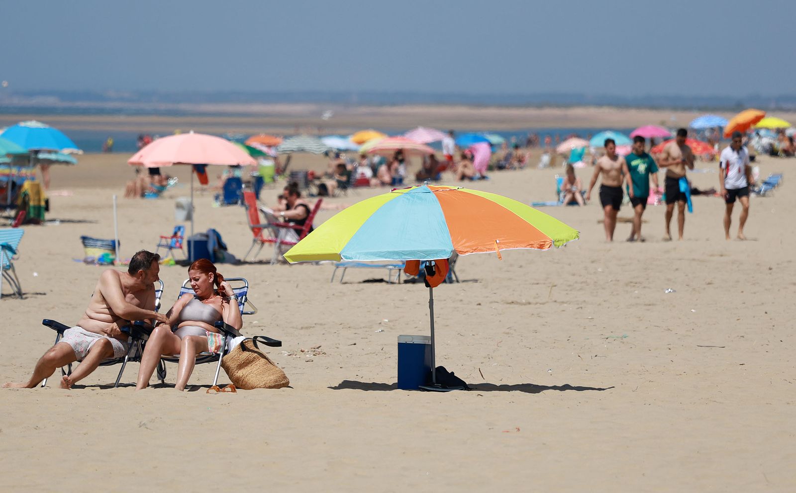 Imágenes del ambiente en las playas de Punta Umbría y La Bota en la mañana del domingo