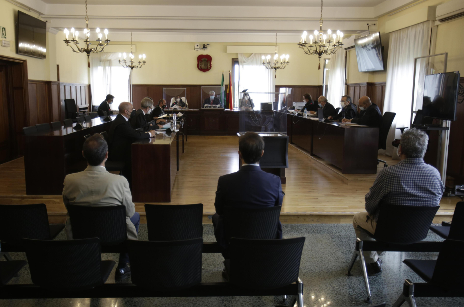 Una imagen con tres de los acusados en la "pieza de personal" de Invercaria.