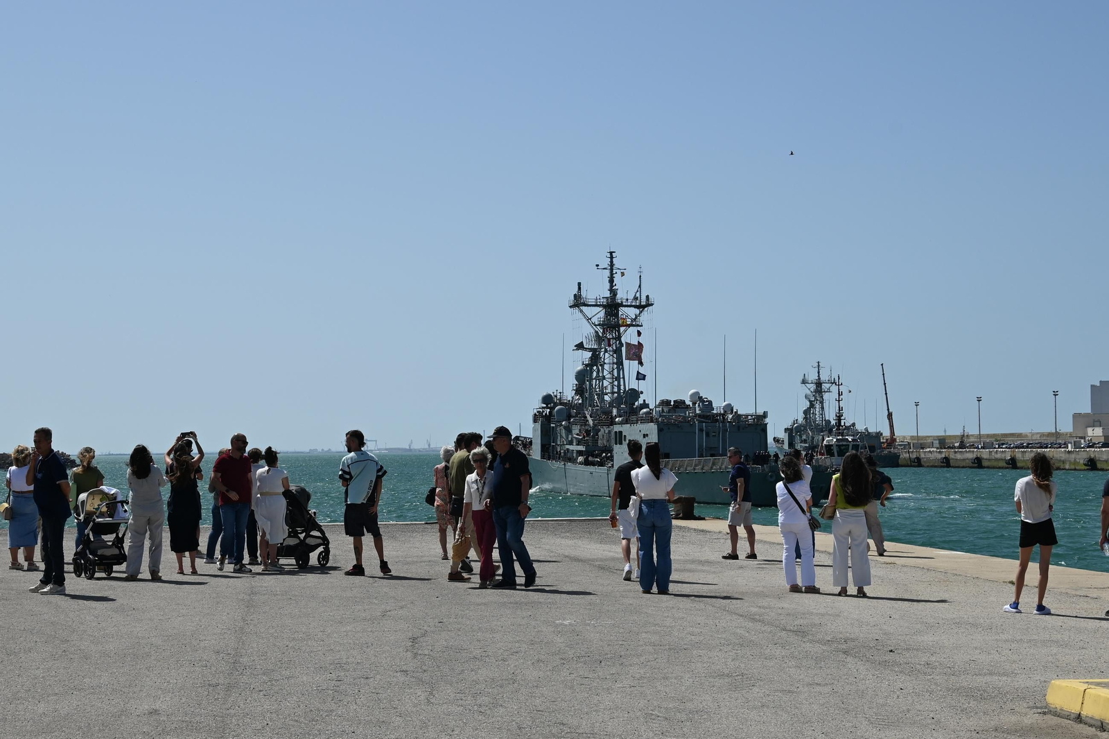 Las imágenes de la despedida de la fragata 'Navarra' de la Armada en la Base de Rota