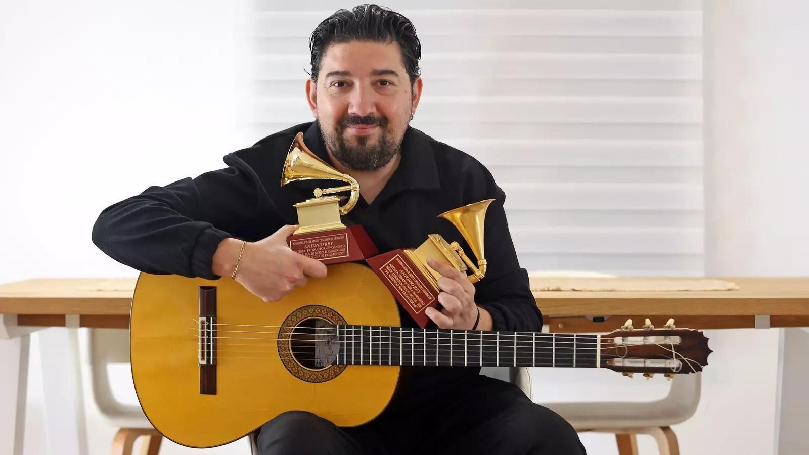El guitarrista Antonio Rey con sus dos Grammy.