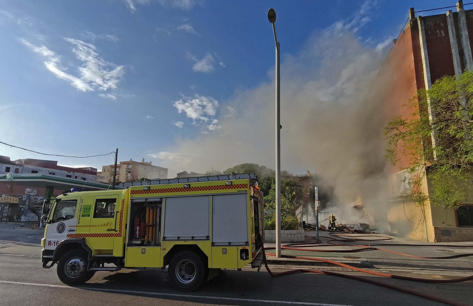 Fotos del incendio de la edificio abandonado en la avenida Gesto por la Paz de Algeciras