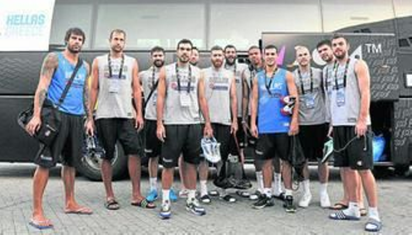 La selección de Grecia posa al completo a las puertas del hotel Barceló Renacimiento.