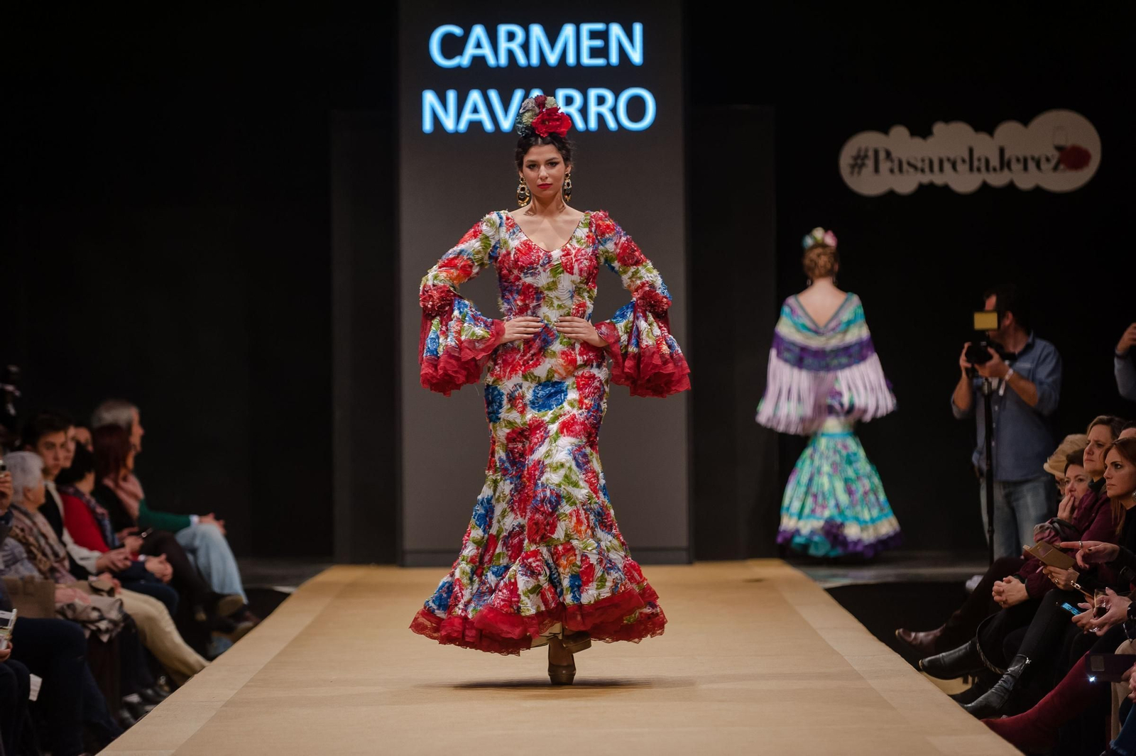 l Estampado floral durante el desfile de 'Maestranzo' Carmen Navarro.