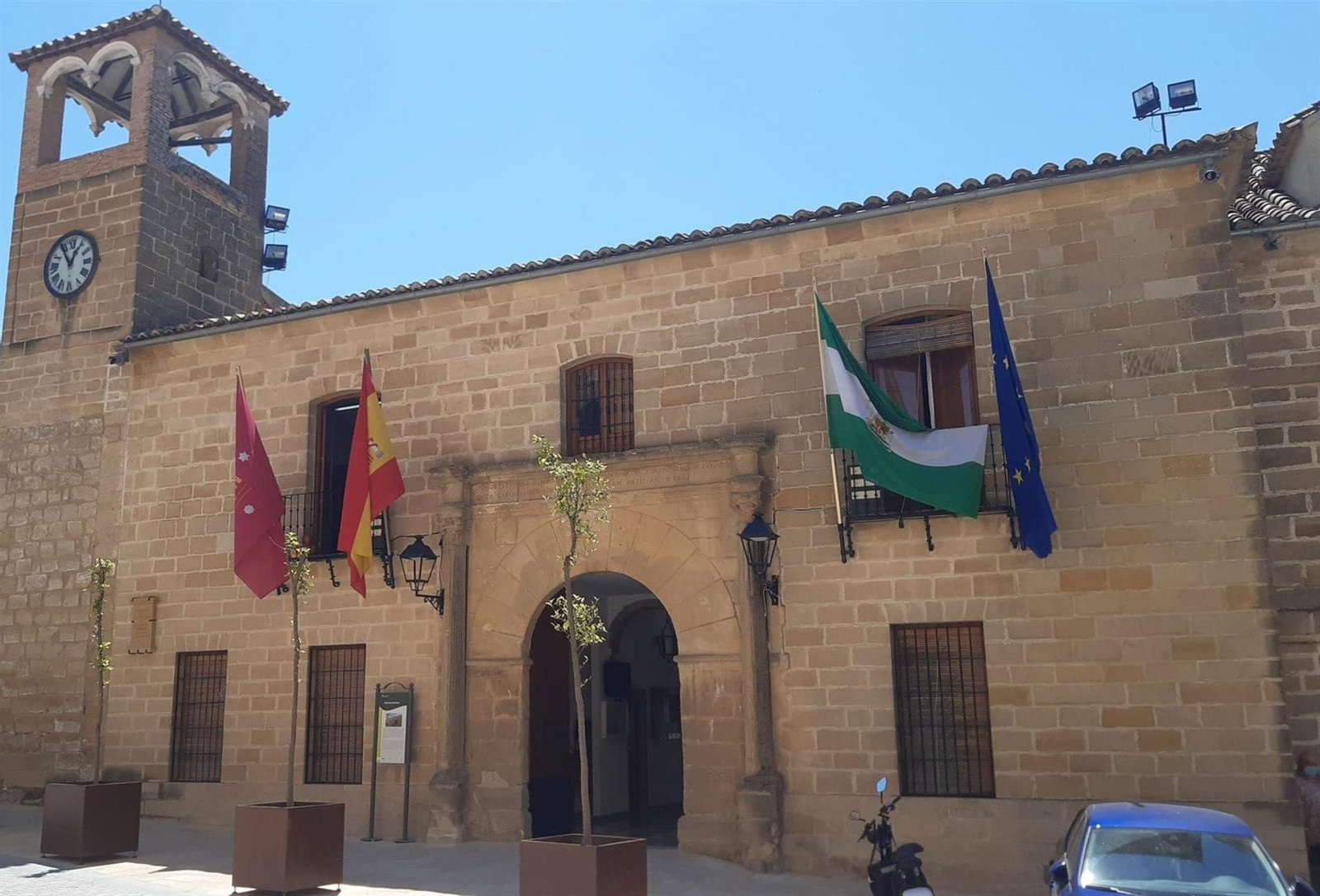 Fachada del Ayuntamiento de Begíjar, en una imagen de archivo.