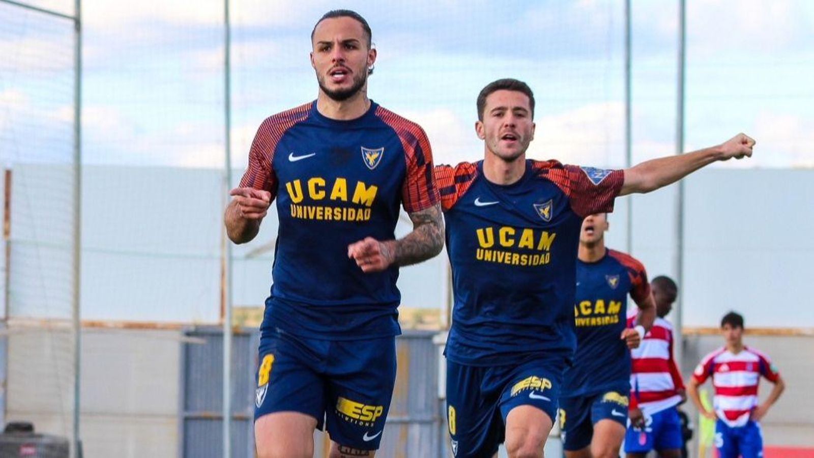 Rubén del Campo festeja su gol, el de la victoria del UCAM sobre el Recreativo de Granada