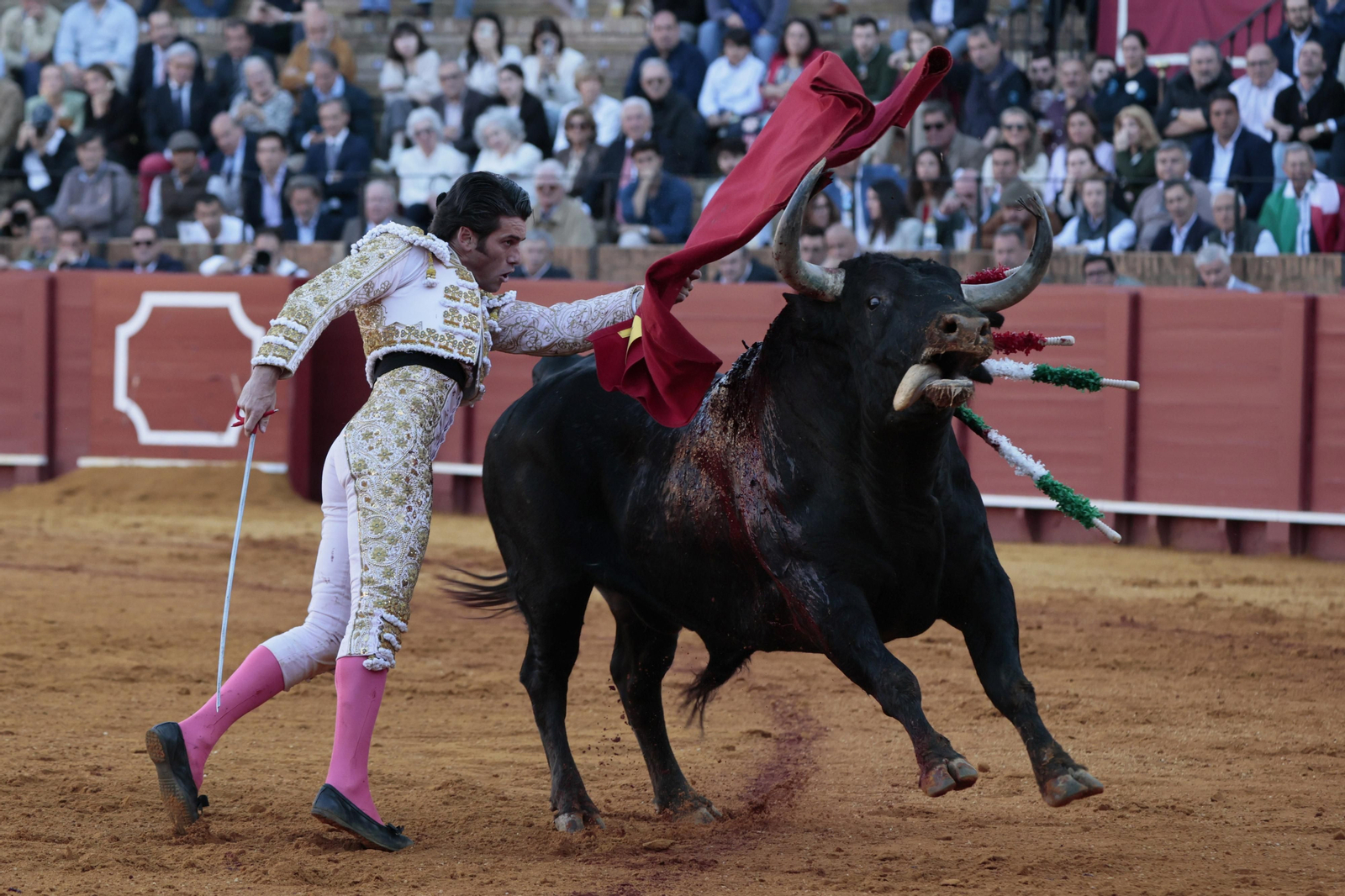 Las imágenes de la tercera del abono de los toros en la Maestranza  de Sevilla