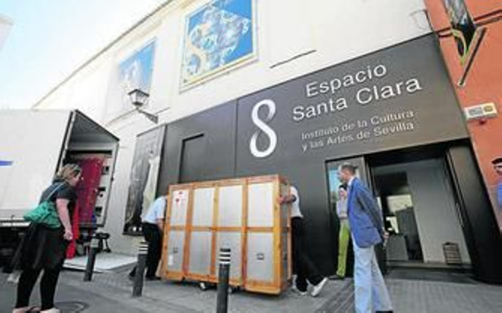 El comisario de la muestra, Benito Navarrete, y la correo de la National Gallery supervisan la llegada de 'Santa Margarita'.