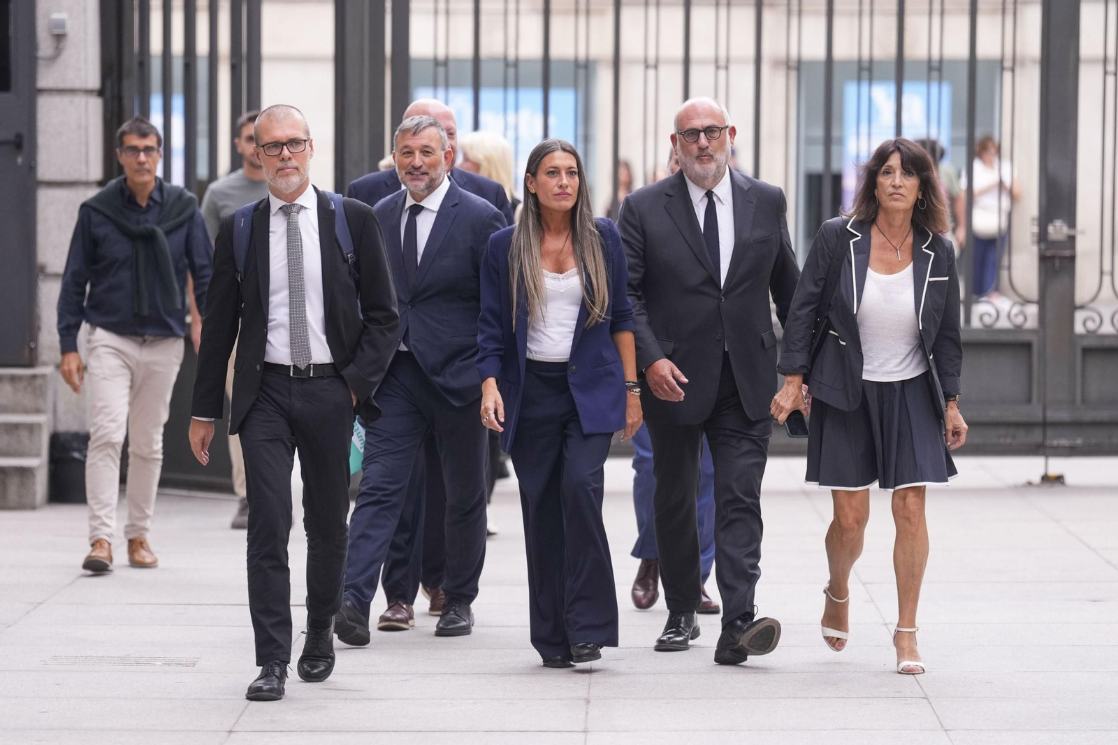 Junts votará a favor del decreto de embargo de armas, pero su aprobación sigue en el aire.