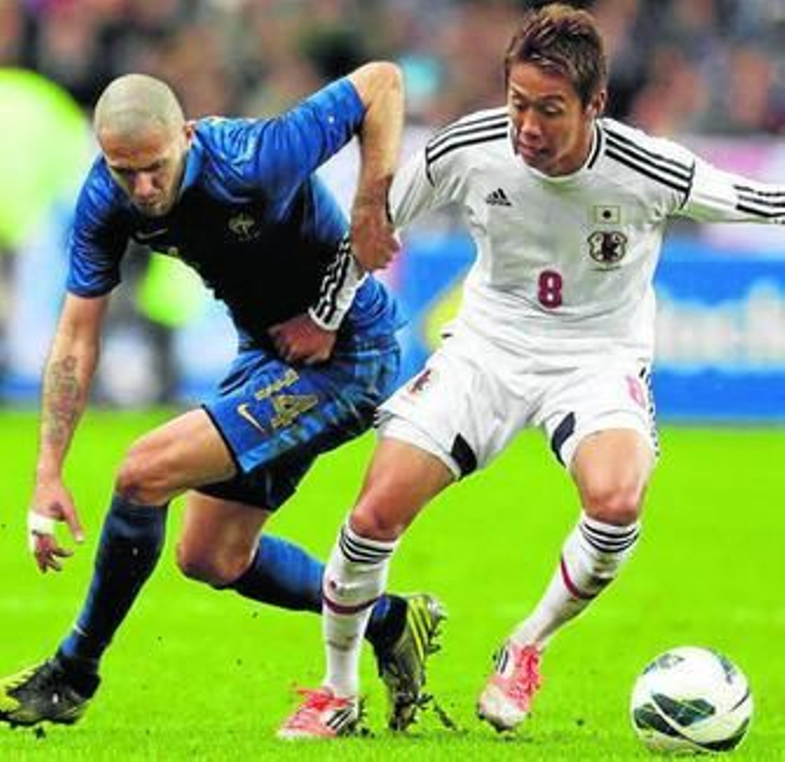 Kiyotake evita el acoso de Menez en un partido de Japón ante Francia.