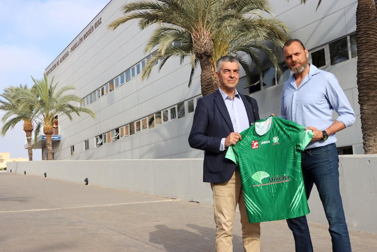Carreño posa con la camiseta verde junto a Antonio Rodríguez, presidente ahorrador