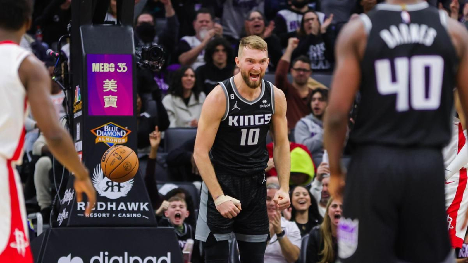 Domas Sabonis celebra una canasta.