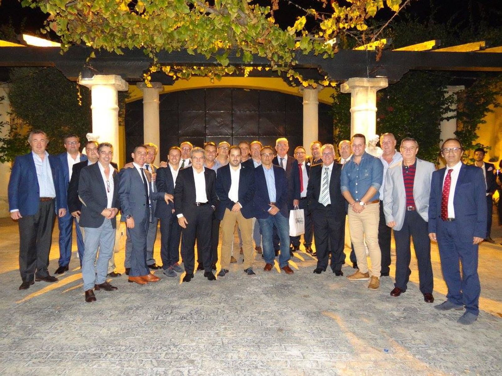 Germán Toyos,  rodeado de parte de su equipo en un evento de la empresa.