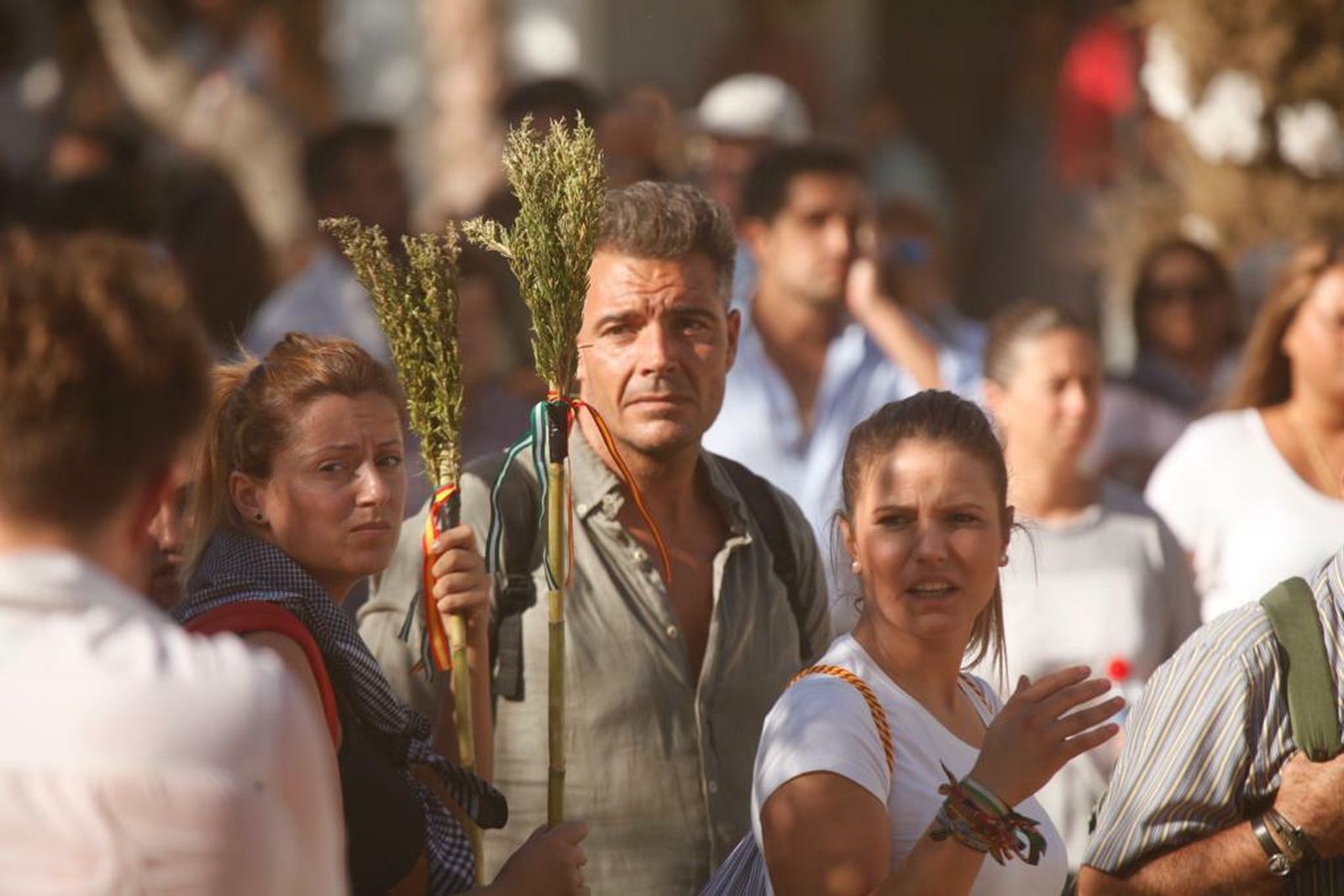 Los peregrinos esperan a la Virgen.