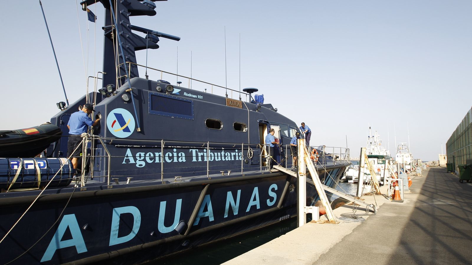 Vigilancia Aduanera mantiene atracadas sus embarcaciones en el puerto pesquero de Almería.