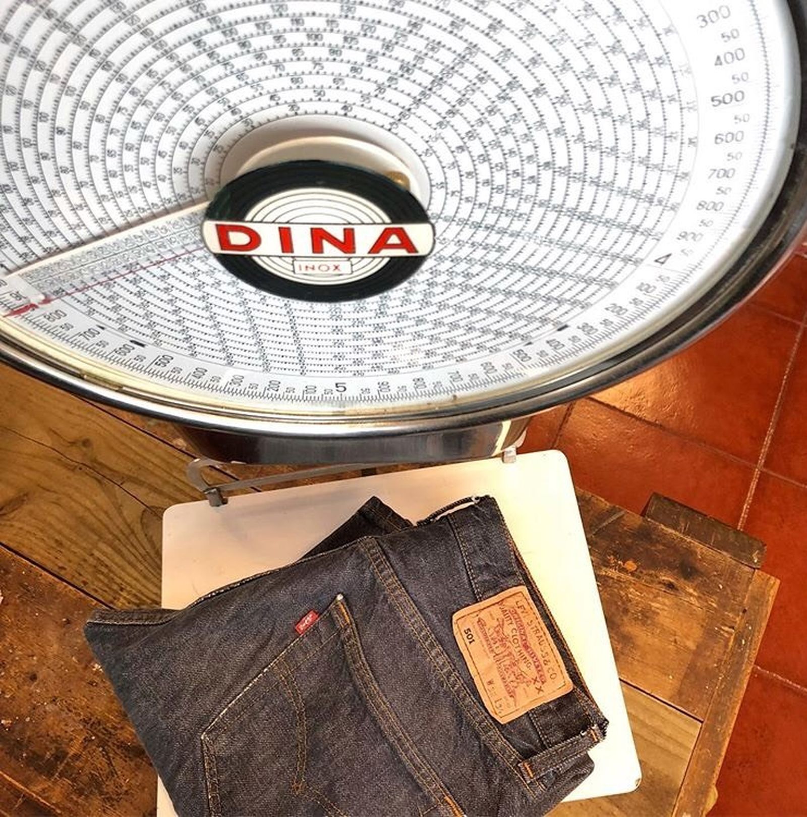 Póngame cuarto y mitad de Levi's, por favor.