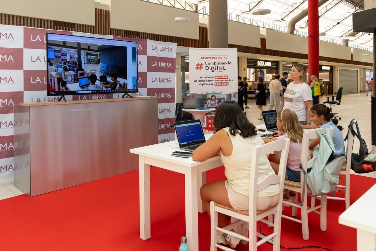 Así disfrutan los más jóvenes del campamento digital de La Loma,