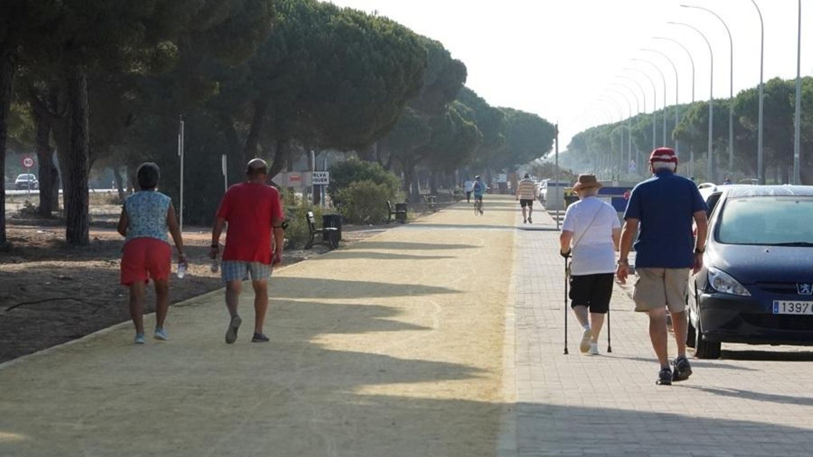 Una senda ciclopeatonal muy utilizada en la Avenida del Parador de Mazagón